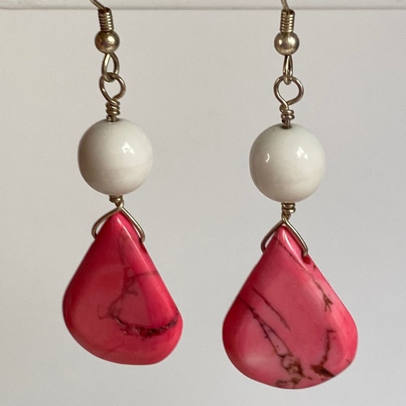 Chunky Gemstone glass dangle earrings fuchsia pink white - Picture 1 of 4